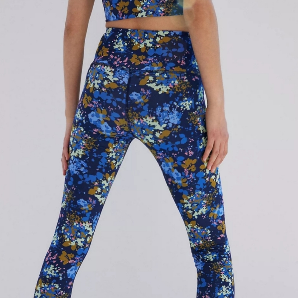 Anthropologie | Yoga Set: High-Rise Leggings & Bra - Picture 4 of 7